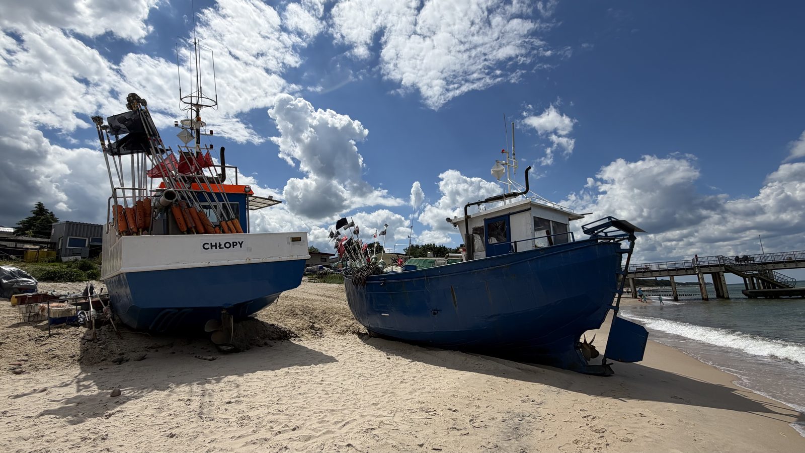 Kuter z napisem Chłopy na plaży
