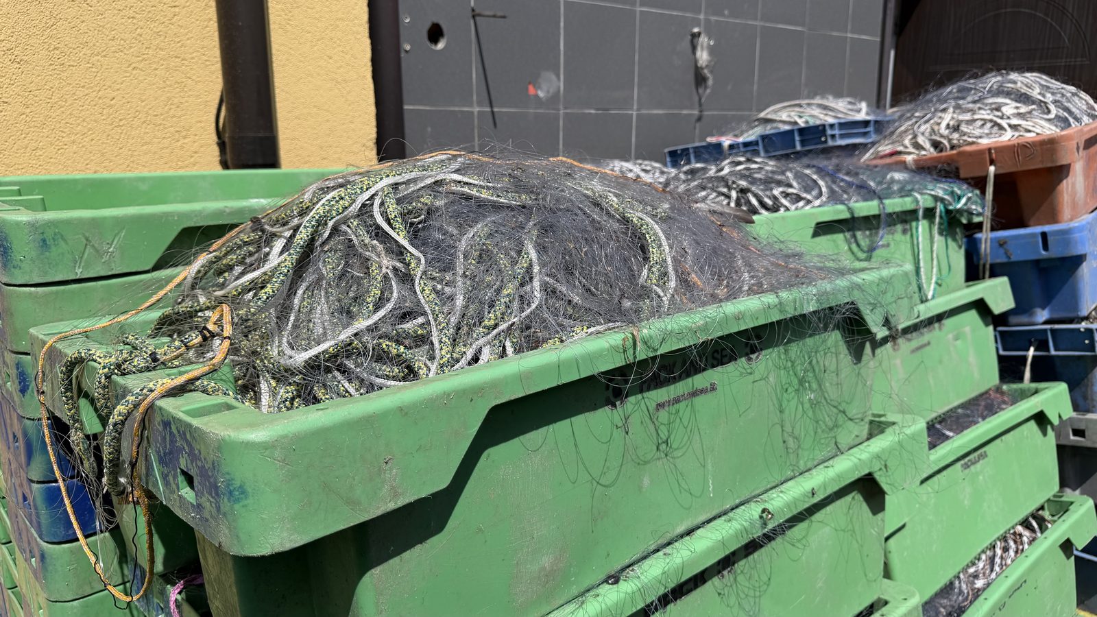 Skrzynki pełne sieci rybackich w Chłopach