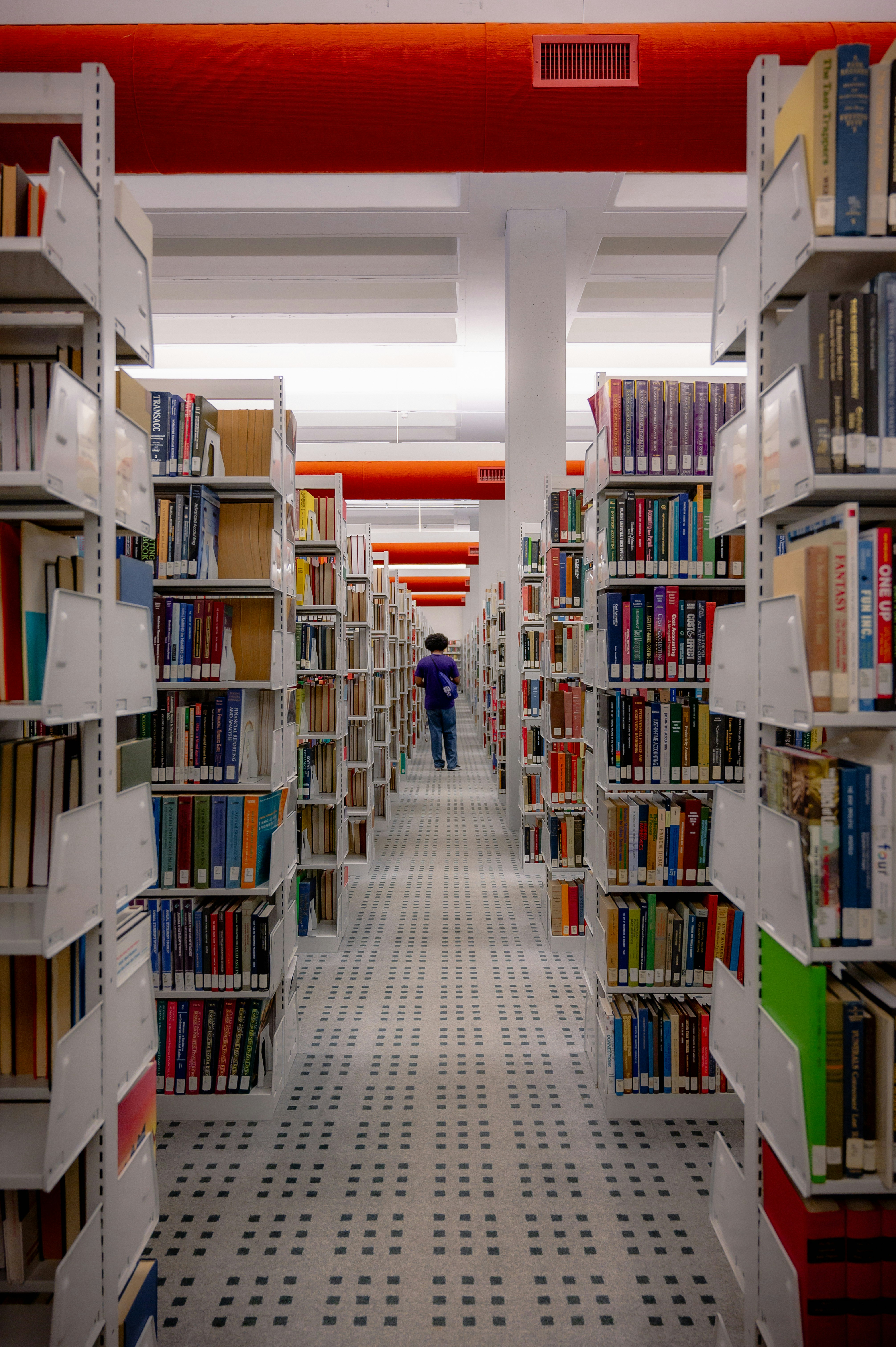 Regały biblioteczne z książkami